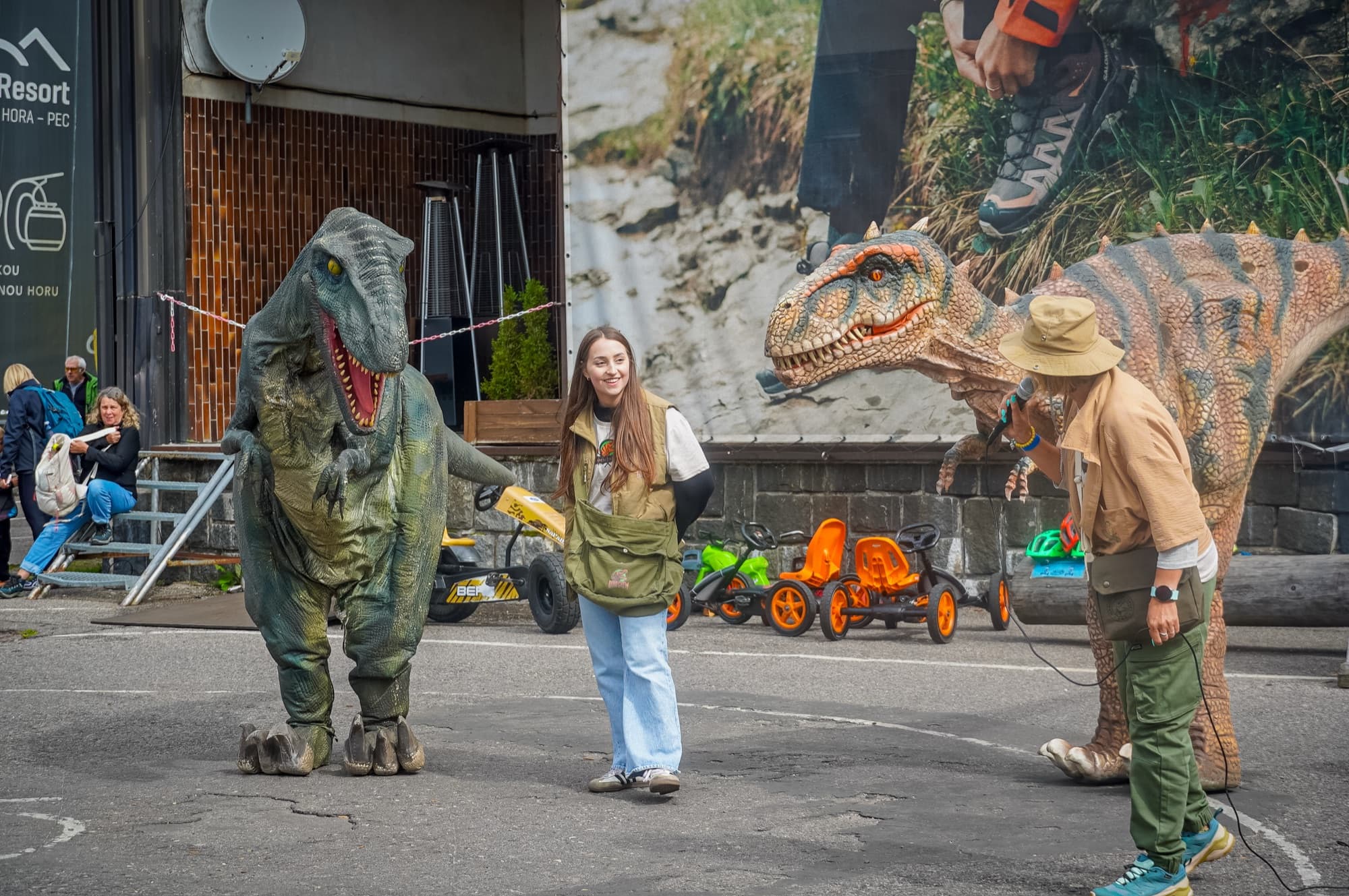 Dva dinosauři současně vystupují na akci v Černé Hoře