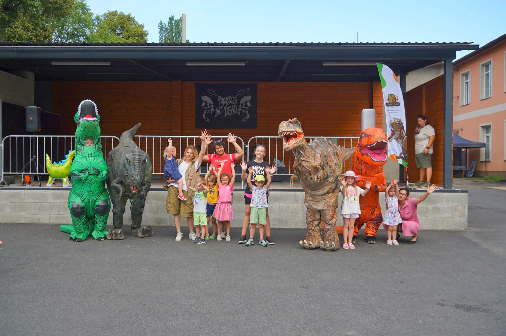 Společné focení dětí s dinosaury na konci akce